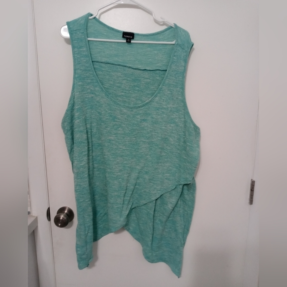 Torrid 3 crossover uneven hem and open crossover back tank top Stretch blouse